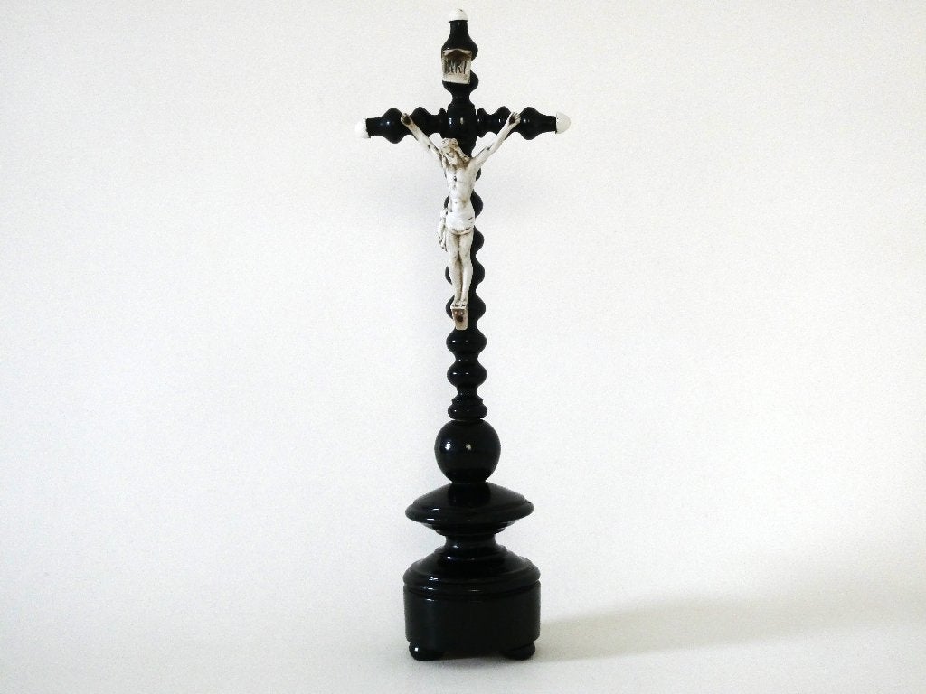 Crucifix kruis met zwarte afwerking biscuitporselein Jezus, Ophalen of Verzenden