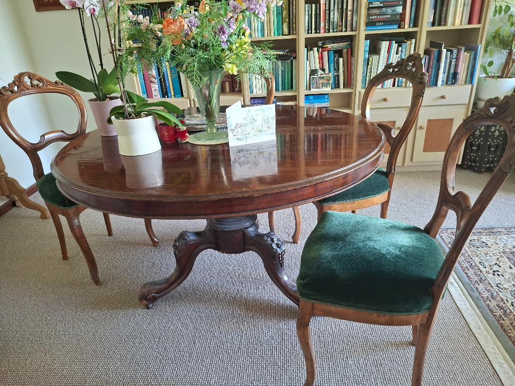 Ronde tafel met vier antieke stoelen, Ophalen