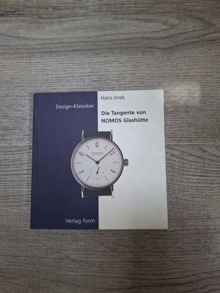 Boek: Die Tangente von NOMOS Glashütte - Design-Klassiker, Ophalen of Verzenden, Zo goed als nieuw, Overige onderwerpen, Hans Irrek