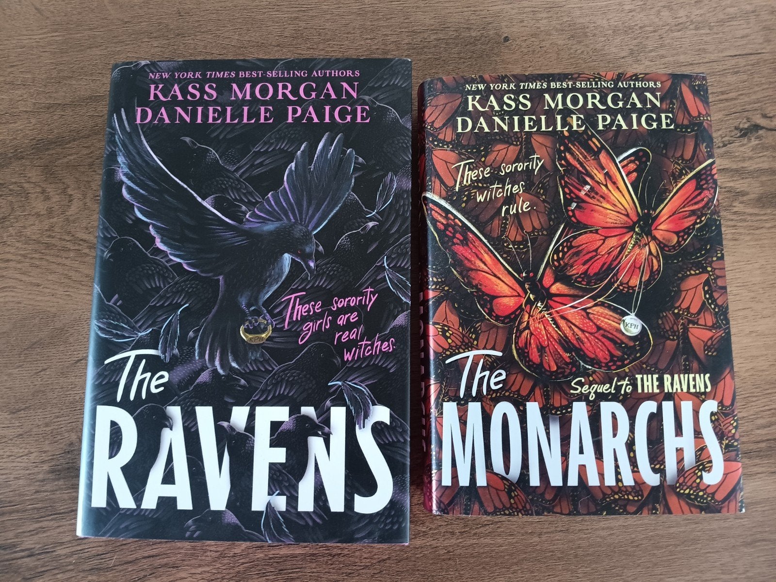 The Raven & The Monarchs - Kass Morgan & Danielle Paige, Boeken, Fantasy, Ophalen of Verzenden, Zo goed als nieuw
