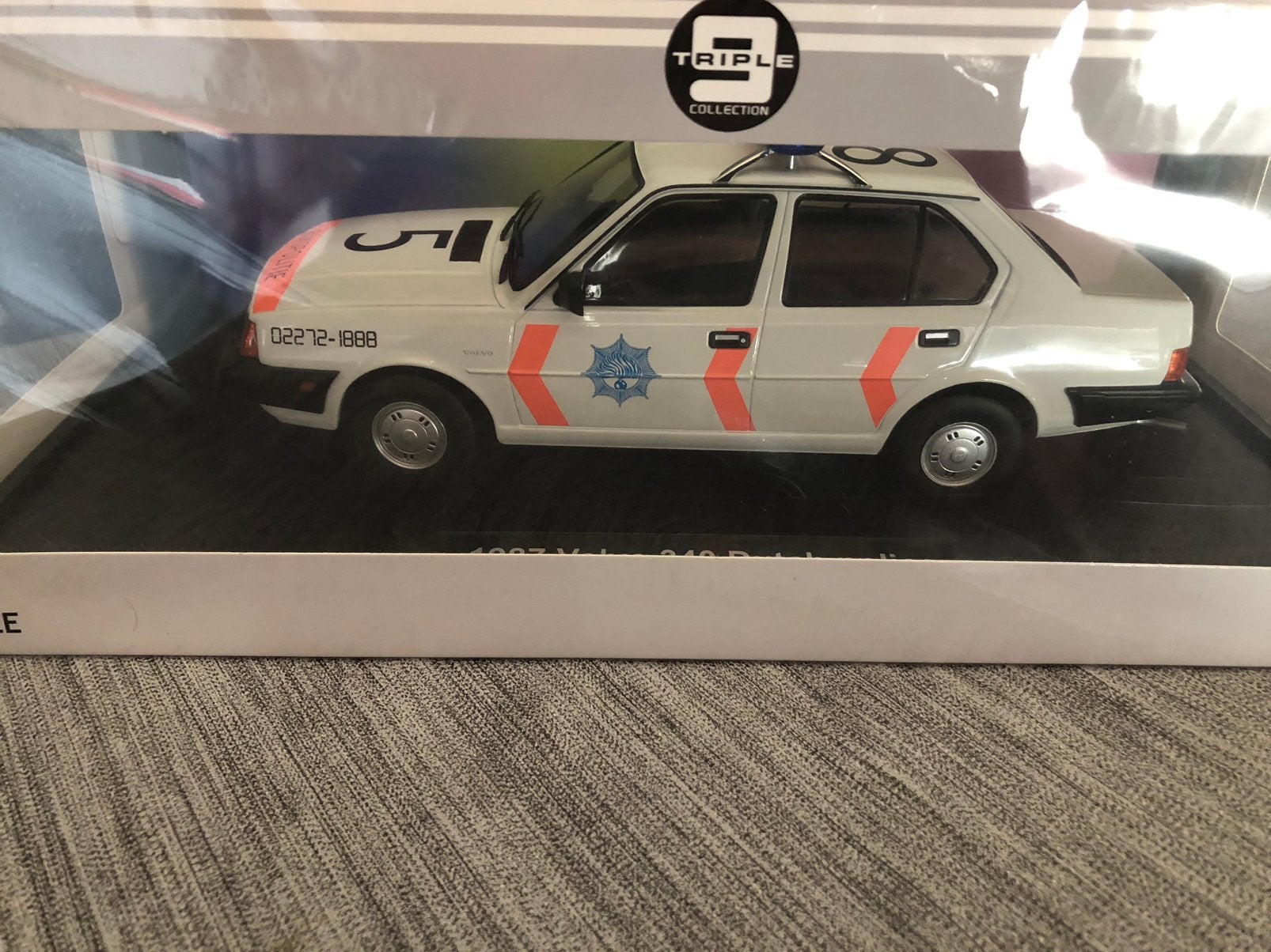 Tripple 9 1/18 volvo 340 uit 1987 van de nederlandse politie, Ophalen, Zo goed als nieuw, Auto, Overige merken