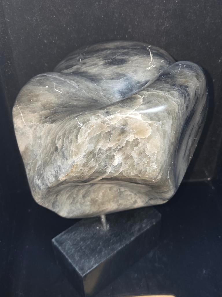 Abstracte sculptuur van steen op sokkel, Ophalen of Verzenden