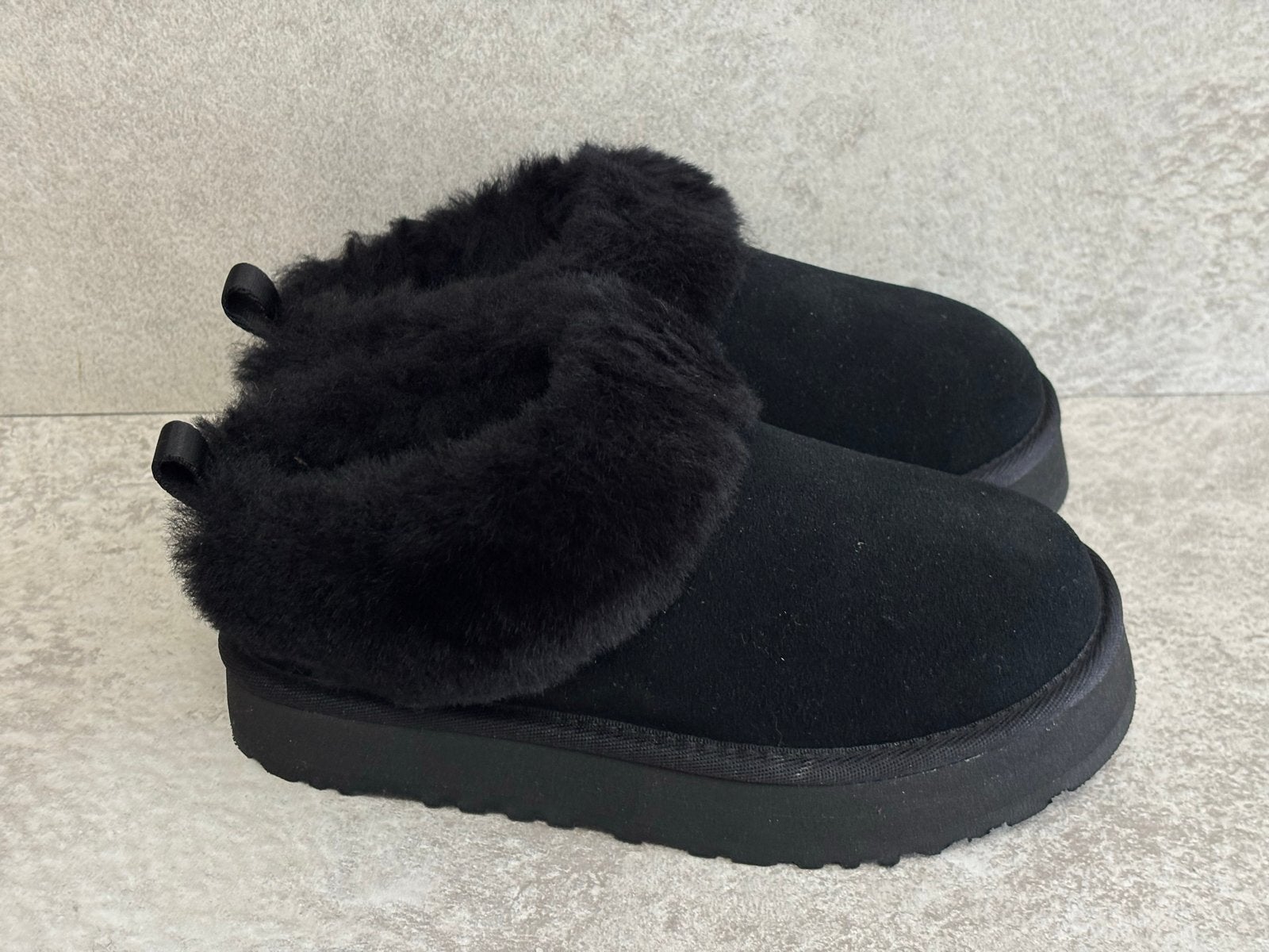 Nieuwe UGG  Kids Tazzelle Pantoffels Zwart Maat 31 - 1335, Slofjes, Jongetje of Meisje, Nieuw, Ophalen of Verzenden