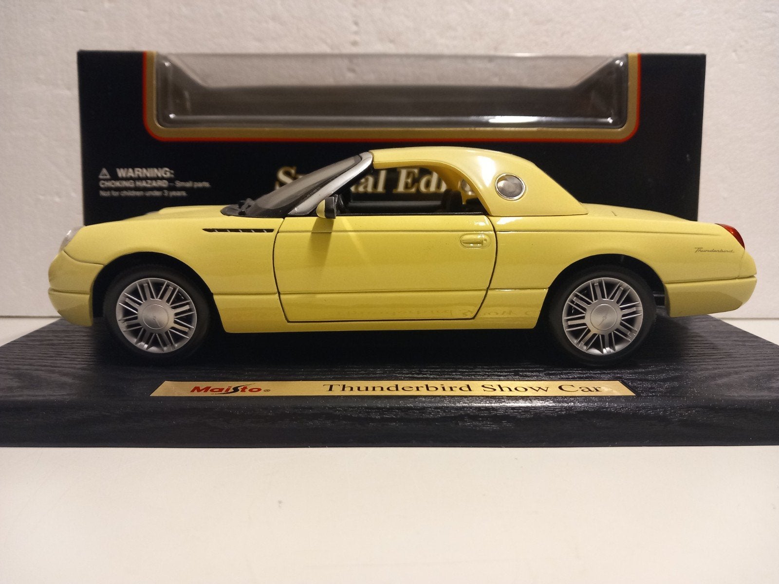 Ford Thunderbird closed top geel Maisto metal 1:18 KRD, Hobby en Vrije tijd, Modelauto's | 1:18, Ophalen of Verzenden, Zo goed als nieuw