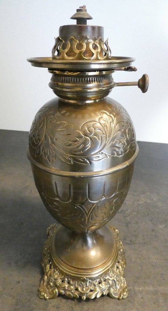 Antieke olielamp, messing met decoratieve gravures [1709], Ophalen