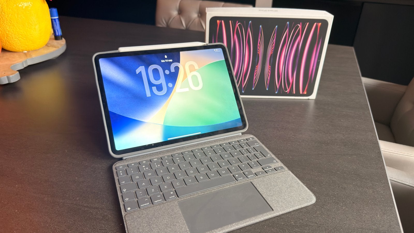 iPad Pro 11 inch (4e gen) 128GB Wifi + Logitech Combo en pen, Computers en Software, 11 inch, Ophalen of Verzenden, Zo goed als nieuw