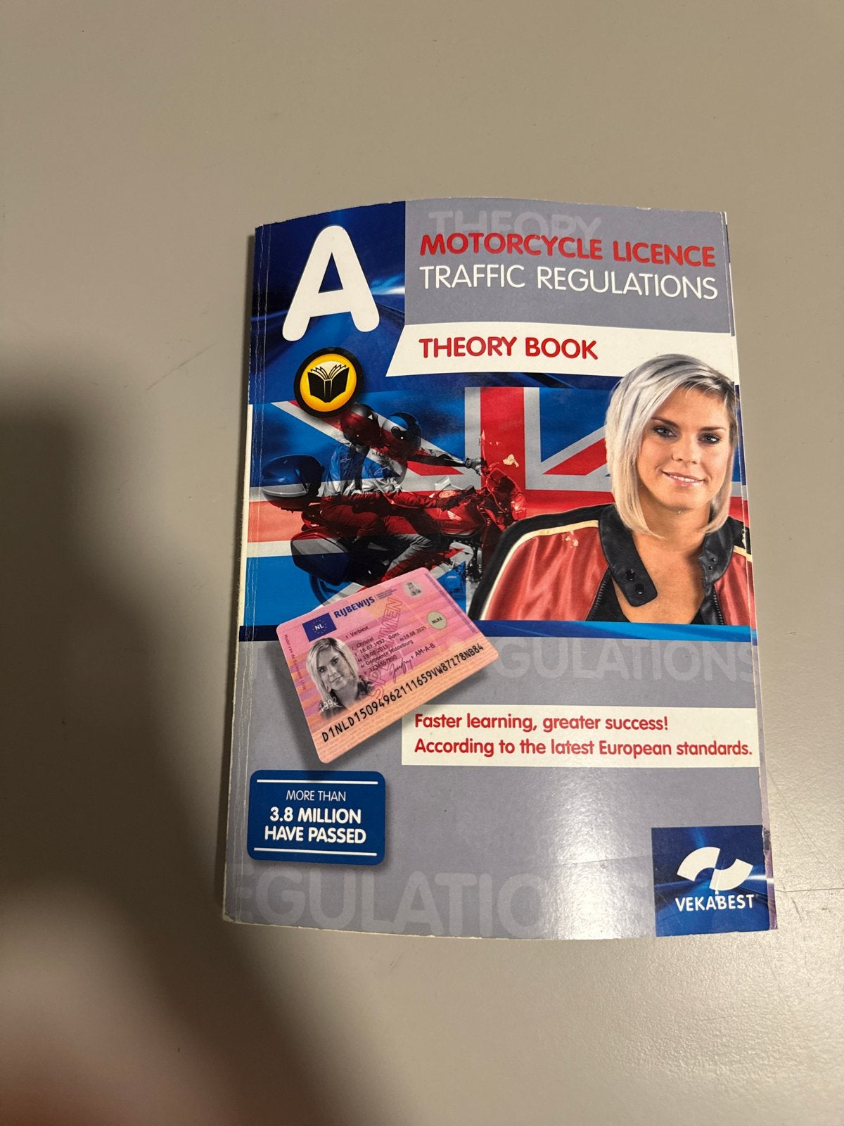 Motorrijbewijs Theorieboek - Verkeersregels A English, Boeken, Studieboeken en Cursussen, Ophalen of Verzenden, Zo goed als nieuw