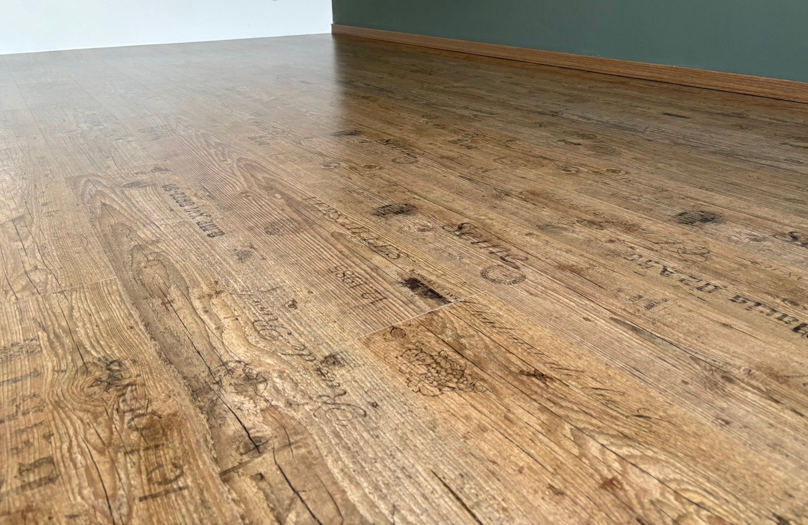 Laminaatvloer donker eiken met tekstprint (≈35m2) & plinten, Gebruikt, Bruin, Tekst, 25 tot 50 m²