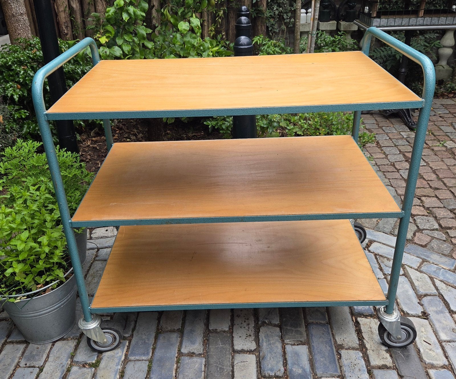 Overtoom industriële stoere kar.

3 opbergplanken.

Kleur, Ophalen