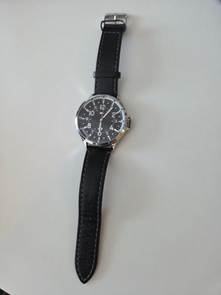 Tommy Hilfiger horloge - Gebruikt, batterij moet vervangen, Overige merken, Staal, Polshorloge, Ophalen of Verzenden
