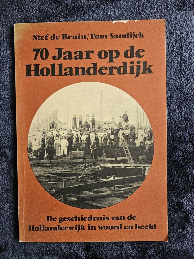 70 Jaar op de Hollanderdijk, Ophalen of Verzenden, 20e eeuw of later, Gelezen