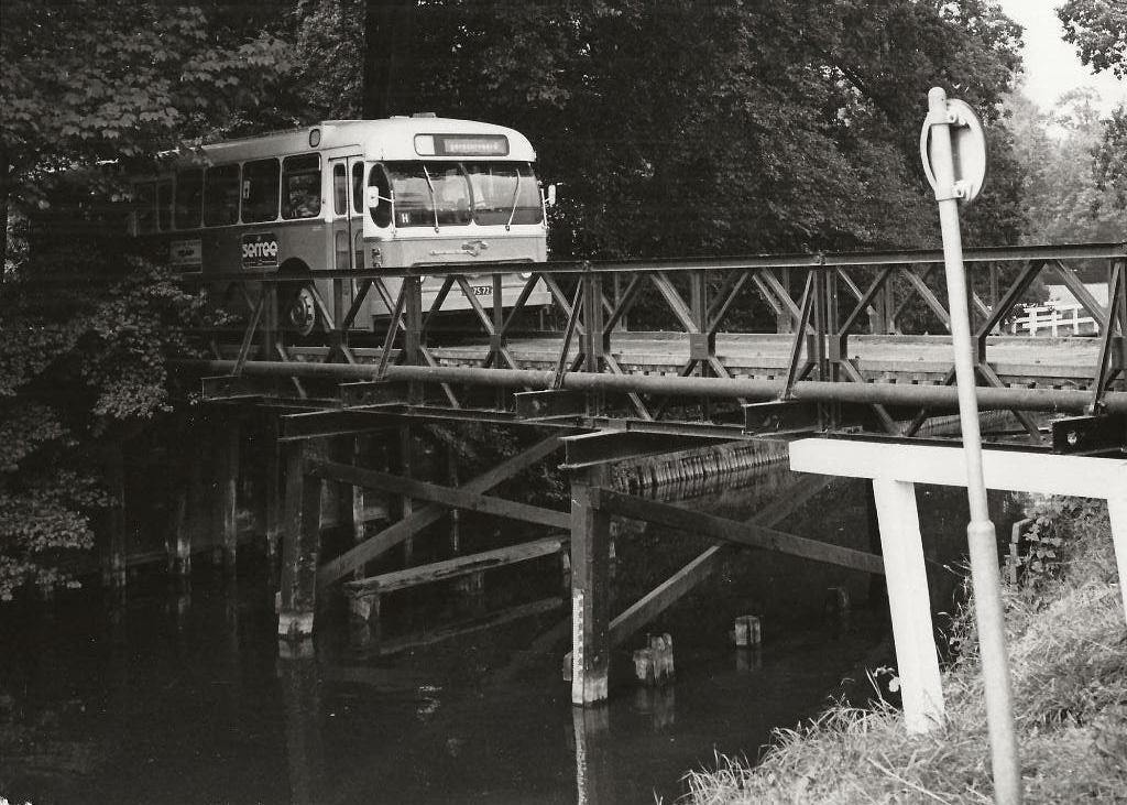 Utrecht Stadsbus gereserveerd over noodbrug Foto 1973, Ophalen of Verzenden, 1960 tot 1980, Ongelopen, Utrecht