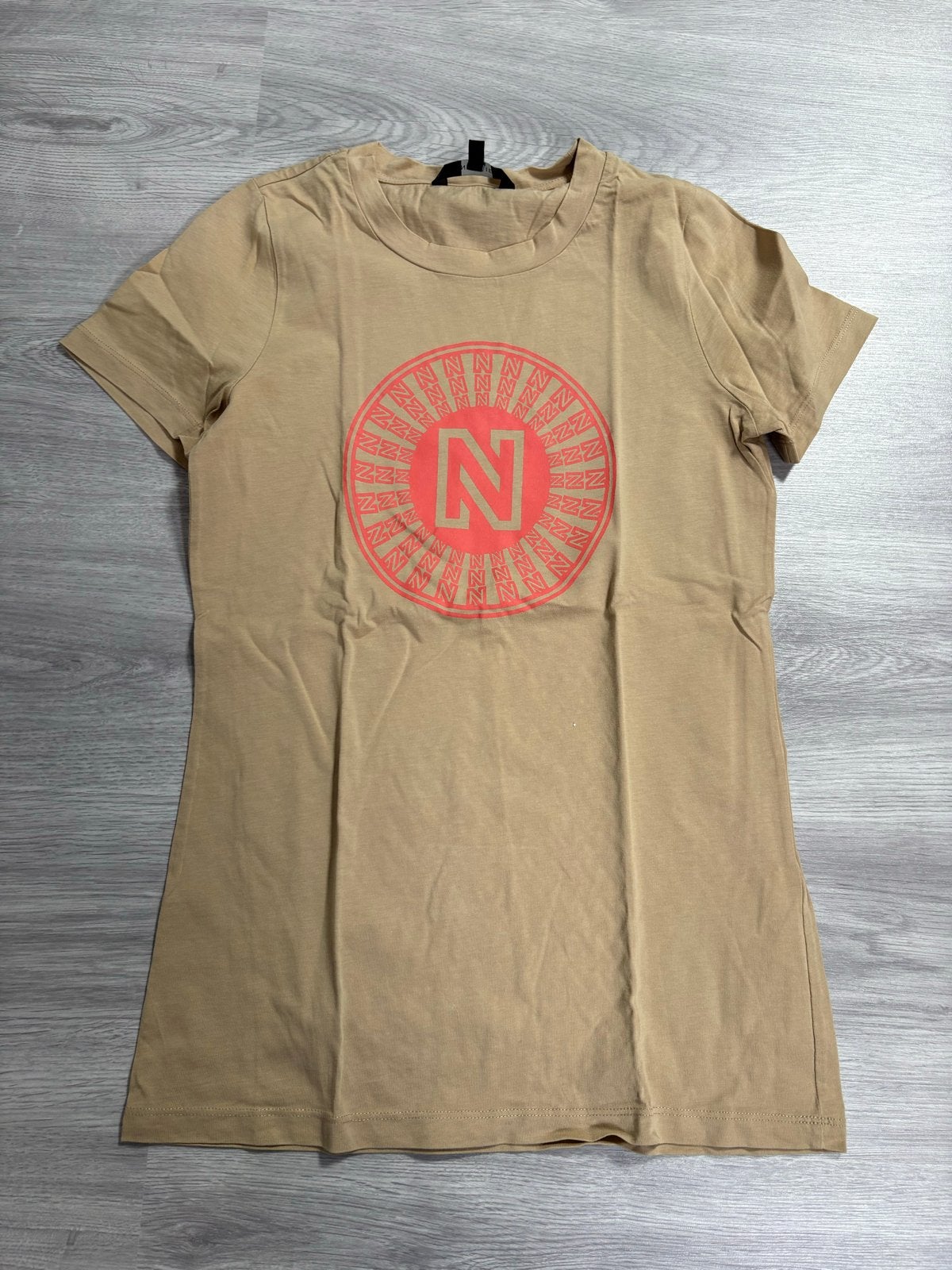 Nikkie T-shirt maat 32 (XS) - Zo goed als nieuw, Kleding | Dames, Beige, Ophalen of Verzenden, Zo goed als nieuw, Korte mouw