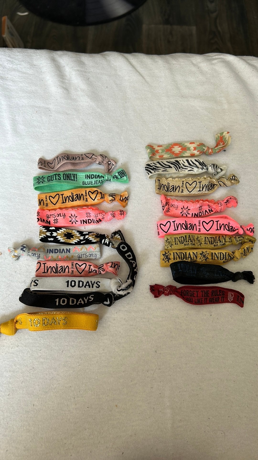 19 willekeurige elastieken armbandjes van kledingmerken, Ophalen of Verzenden, Zo goed als nieuw, Blauw, Armband