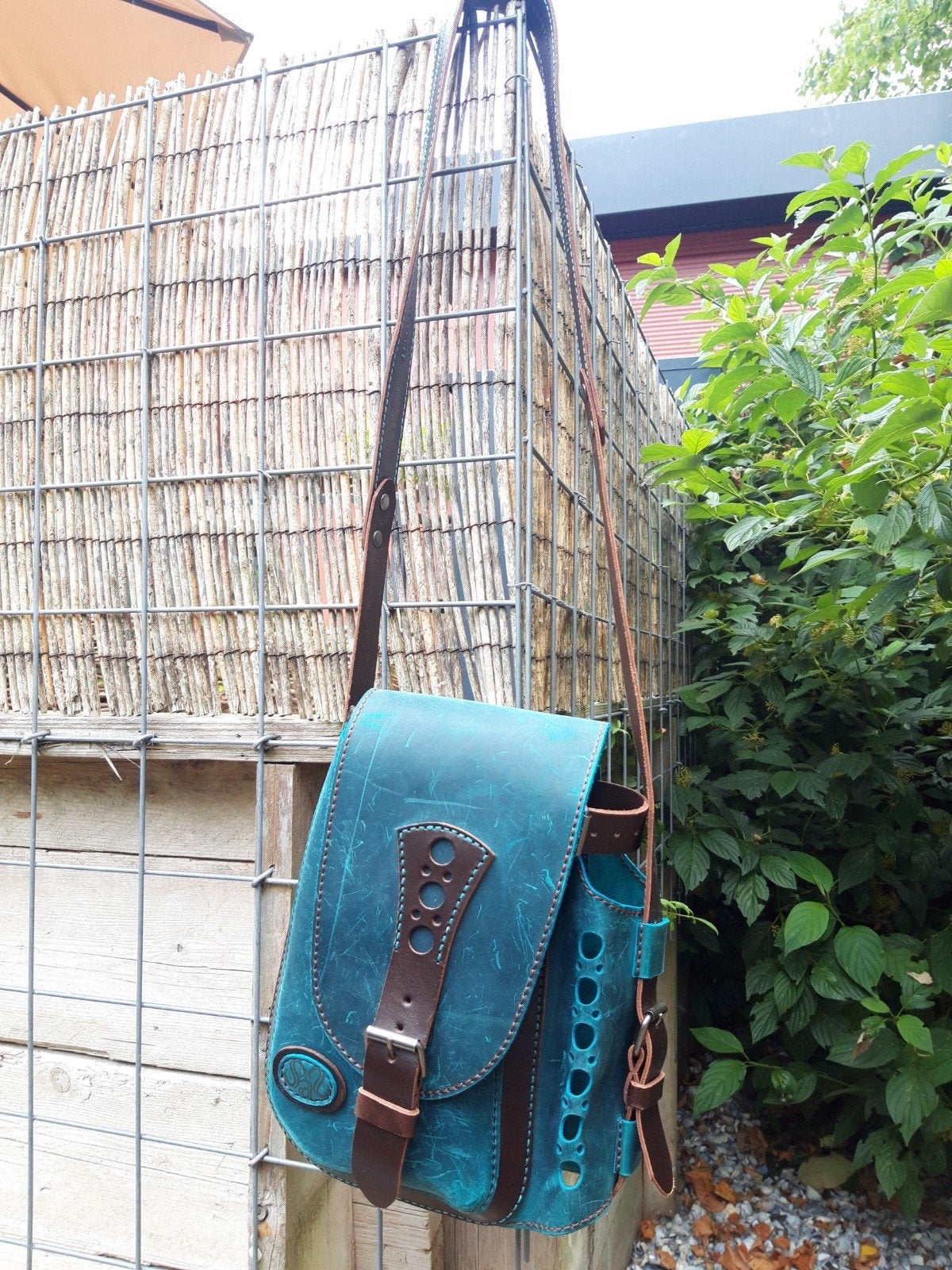 Unieke handgemaakte leren schoudertas - Turquoise & Bruin, Ophalen of Verzenden, Nieuw, Overige kleuren, Schoudertasje