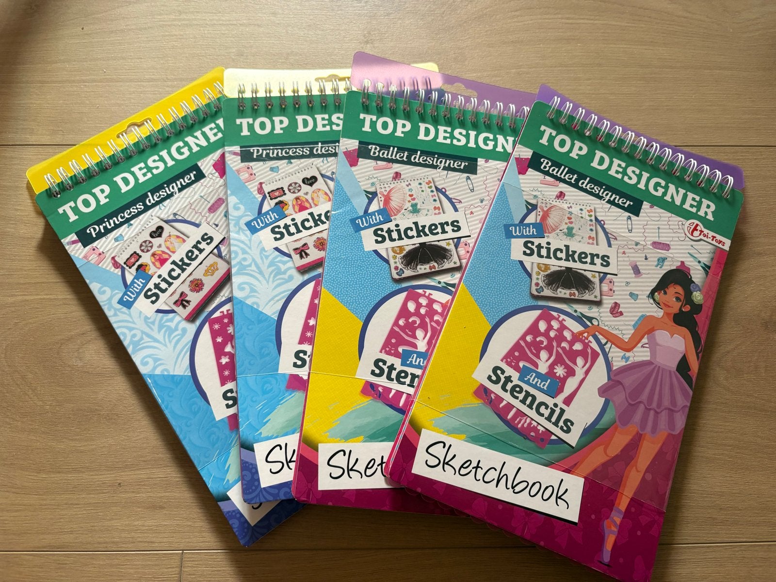 TOP DESIGNER Schetsboek met stickers en stencils (Nieuw), Ophalen of Verzenden, Nieuw, Papier, Schets- of Tekenboek