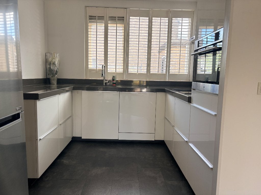 Witte keuken met stenenblad, Ophalen, Gebruikt, U-keuken, Wit