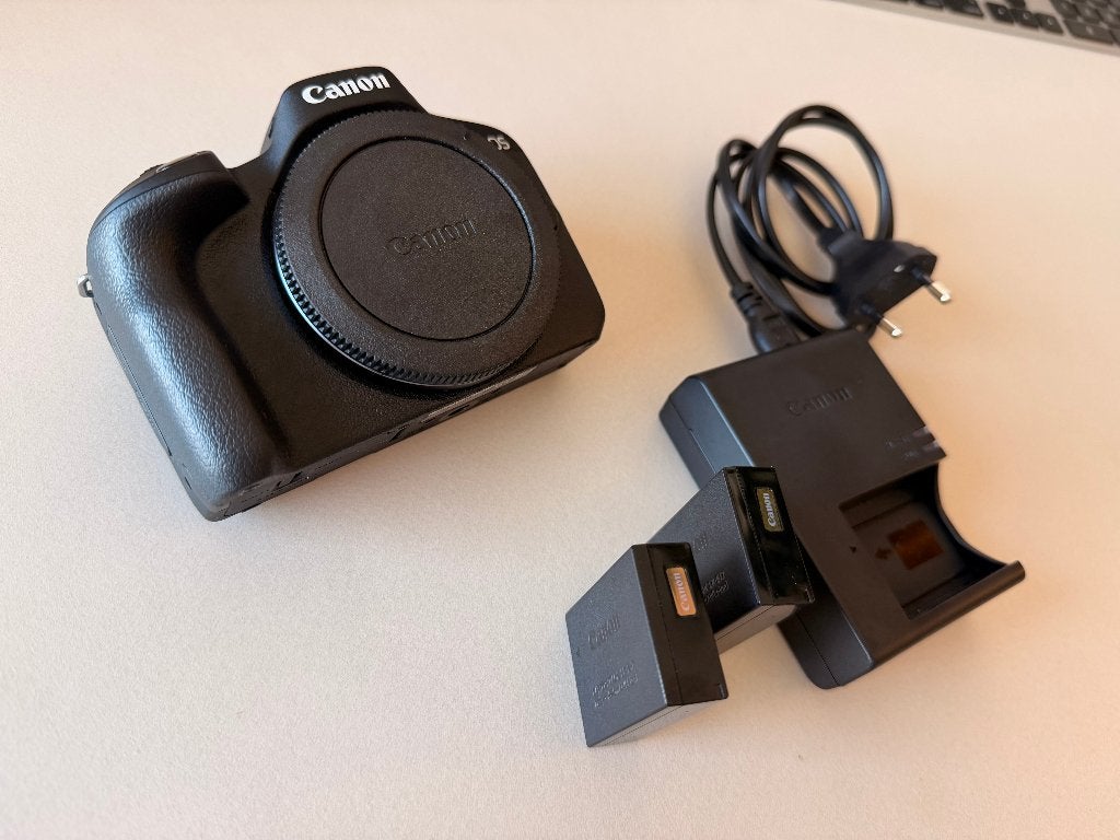 Canon EOS R50 body zwart + 2 accu's en lader - als nieuw, Accu, Canon, Bluetooth, Ophalen of Verzenden