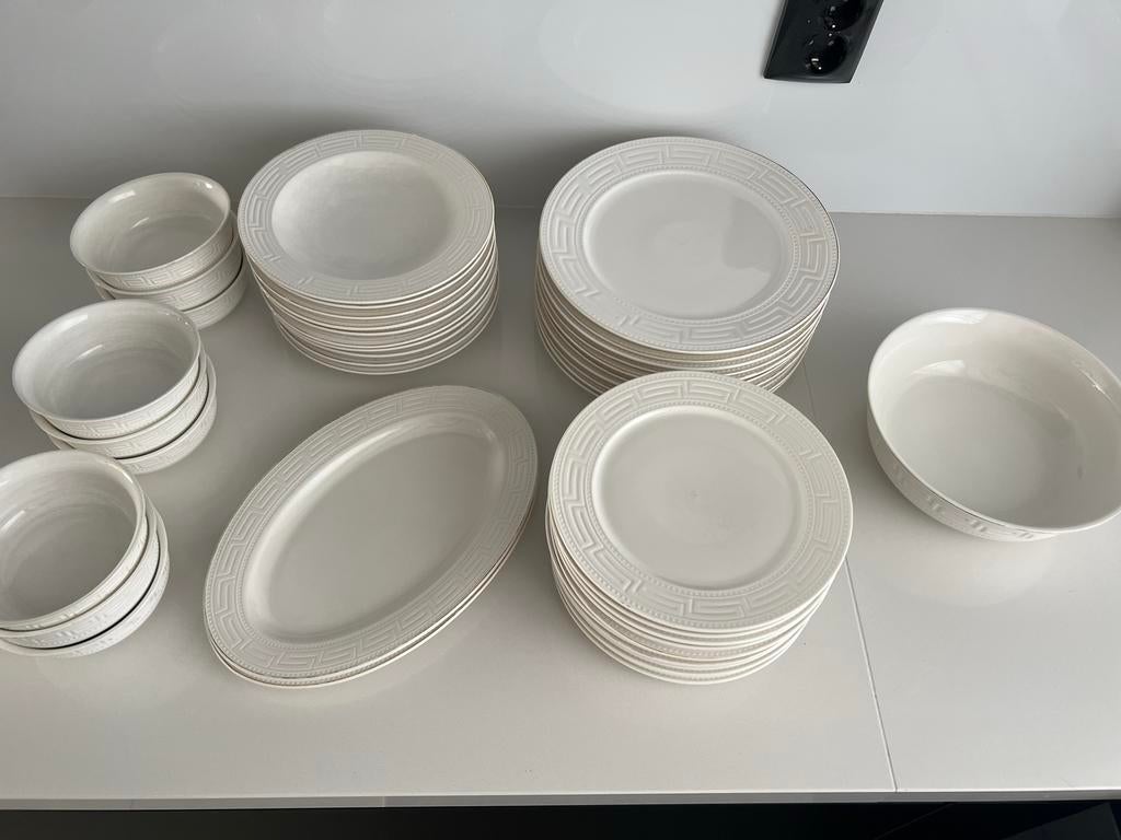 Wit servies met Griekse rand - Borden, kommen, schalen, Gebruikt, Keramiek, Ophalen of Verzenden, Overige stijlen