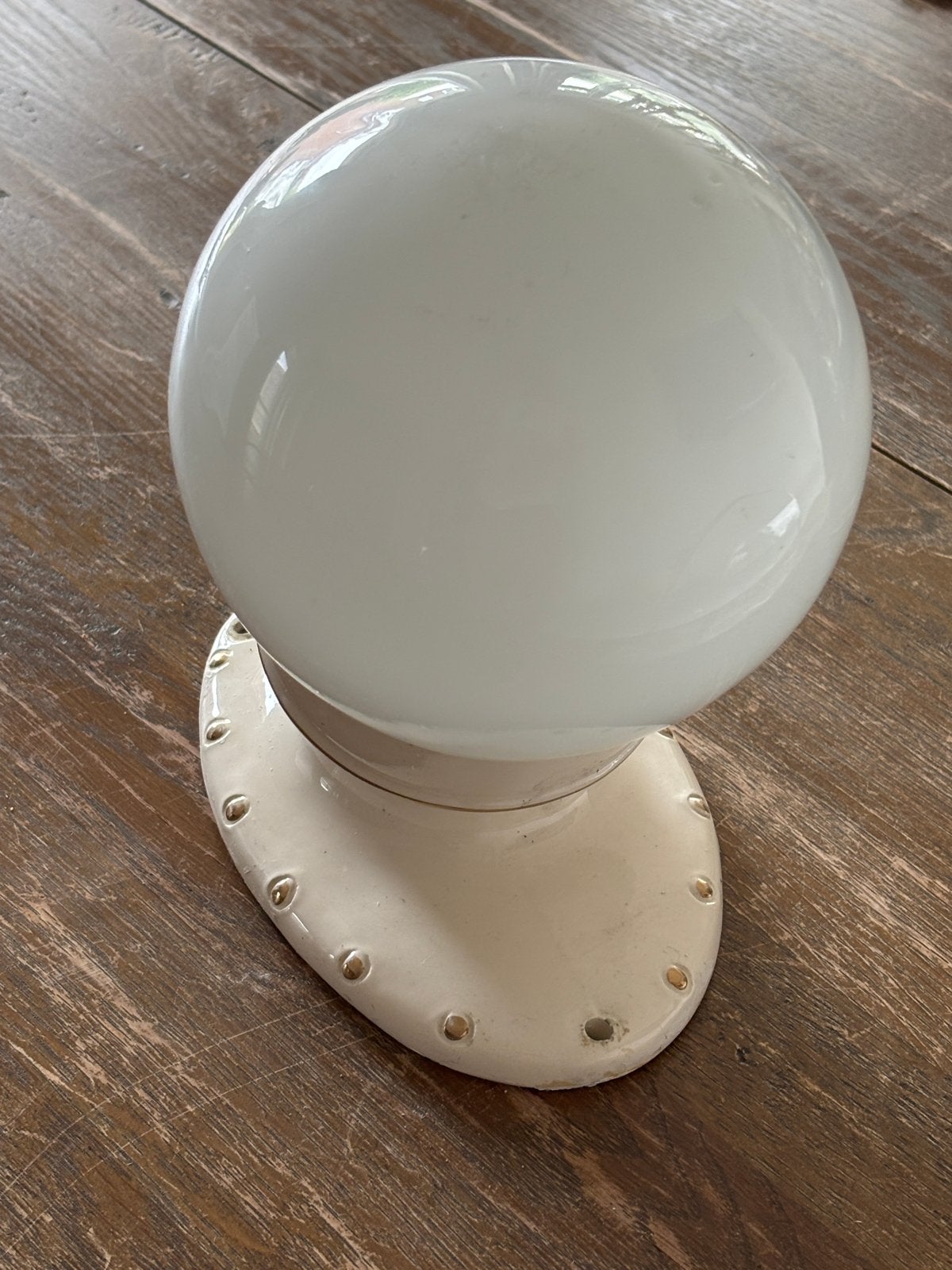 Art Deco Porseleinen Wandlamp met Melkglazen Bol, Ophalen of Verzenden