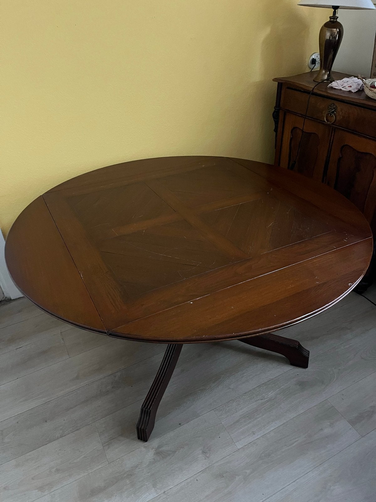 Antieke houten eettafel - uitschuifbaar en rond, Ophalen