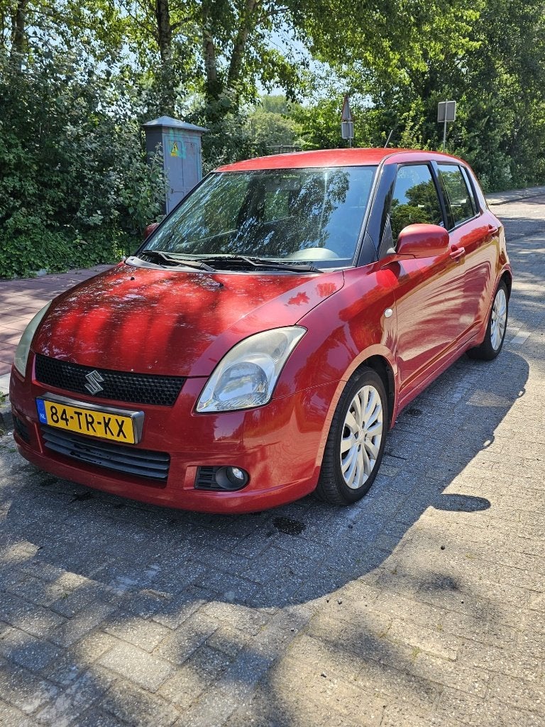 Suzuki Swift Shogun 1.3 5DRS 2007 Rood  Dealer onderhouden., Auto's, Voorwielaandrijving, Euro 5, Stof, 40 €/maand