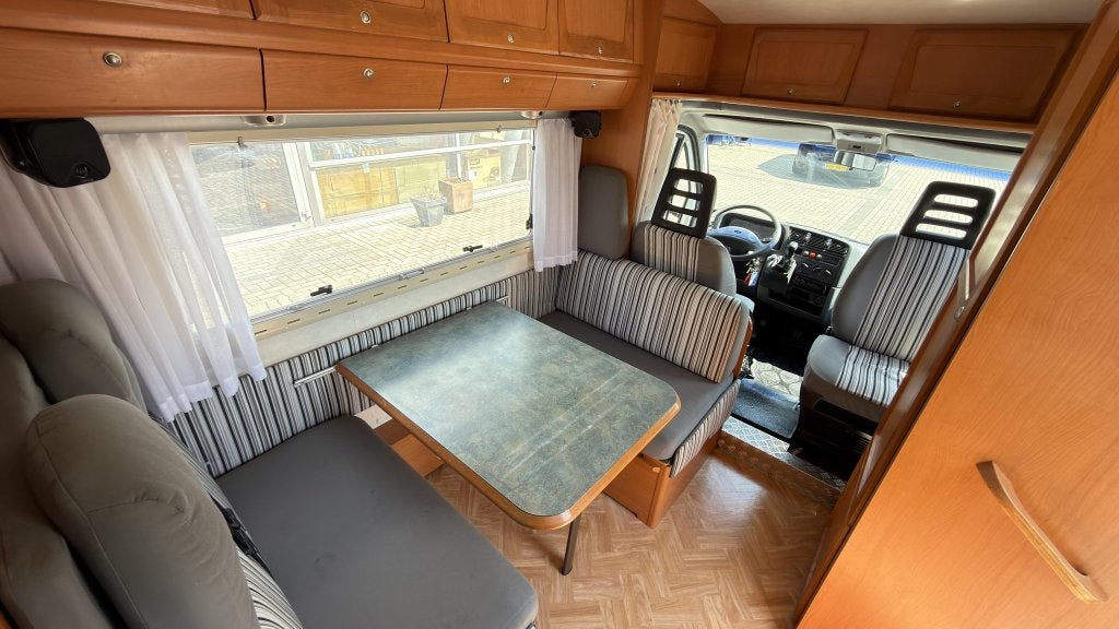 Super nette Adria Coral 640 DS Uit 2001 met Fransbed|174dkm, Caravans en Kamperen, Campers, Buitenlamp, Ringverwarming, Fiat, 6 tot 7 meter