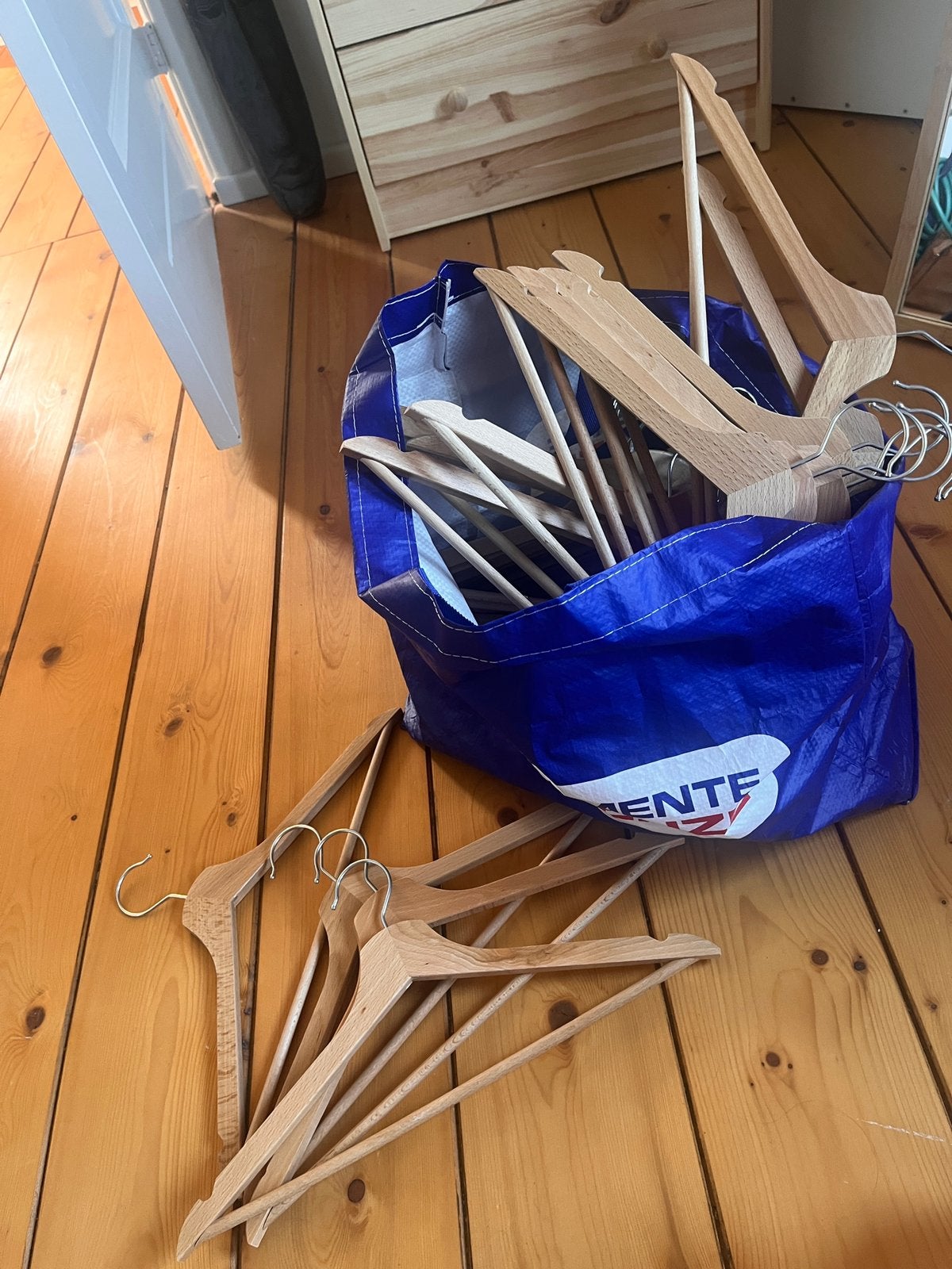 38 houten IKEA BUMERANG kledinghangers, Kleding | Dames, Kledinghangers, Ophalen, Zo goed als nieuw, Hout, Volwassenen