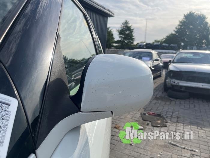 Buitenspiegel links van een Suzuki Swift