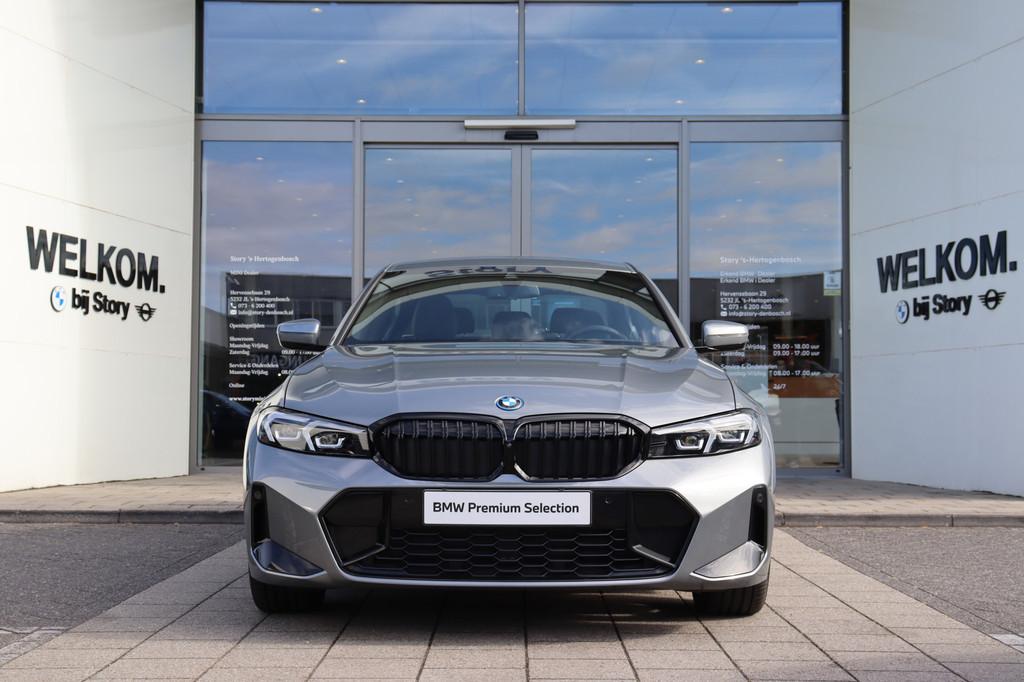 BMW 3 Serie 330e M Sport Automaat / Sportstoelen / Parking A, 1998 cc, Achterwielaandrijving, Gebruikt, 4 cilinders
