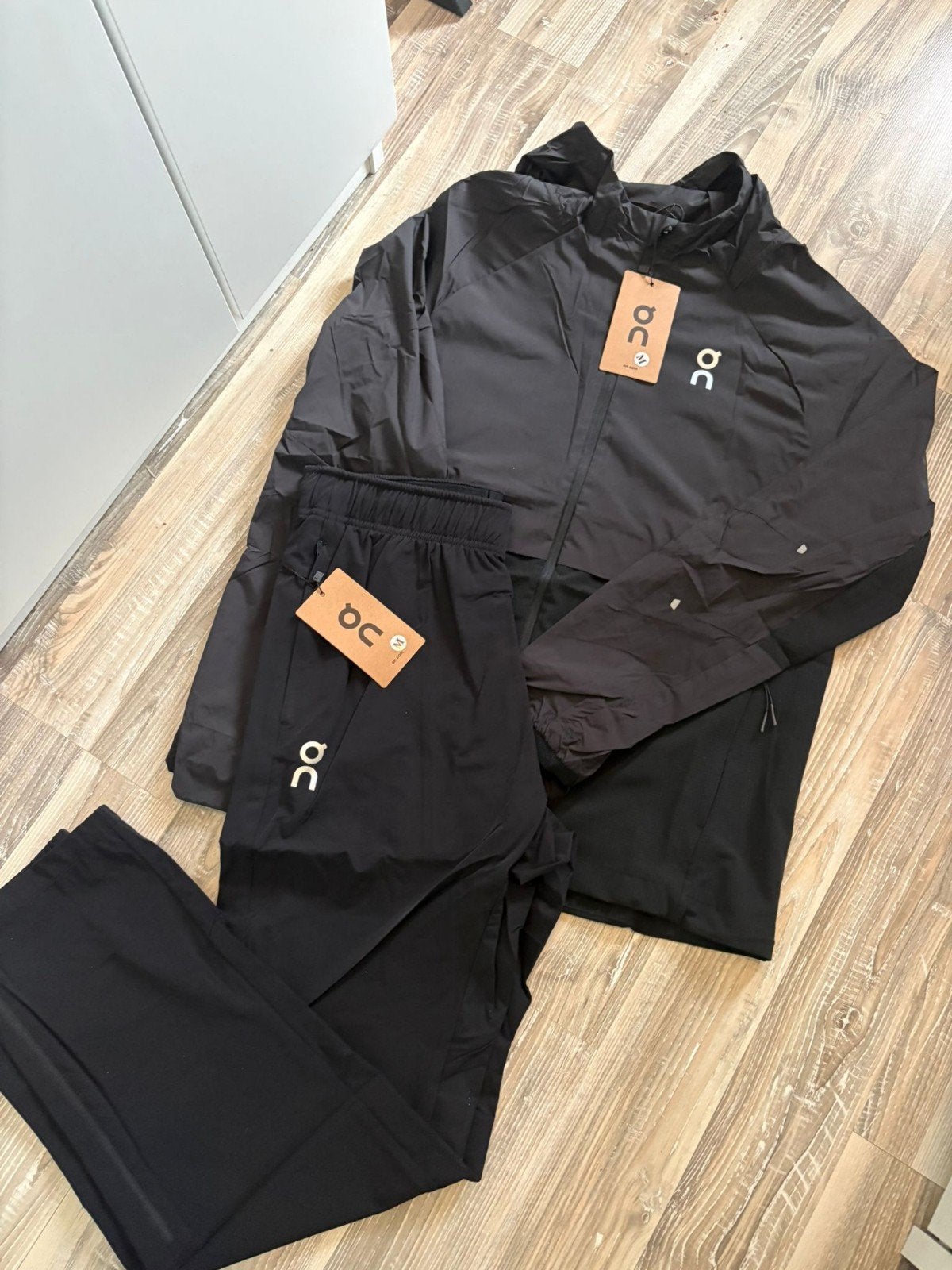 On Running Trainingspak Zwart - Nieuw met labels, Kleding | Heren, Ophalen of Verzenden, Nieuw
