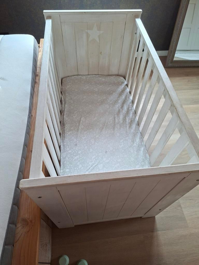 Wit houten babybedje met sterren, Ophalen of Verzenden, Gebruikt, Ledikant