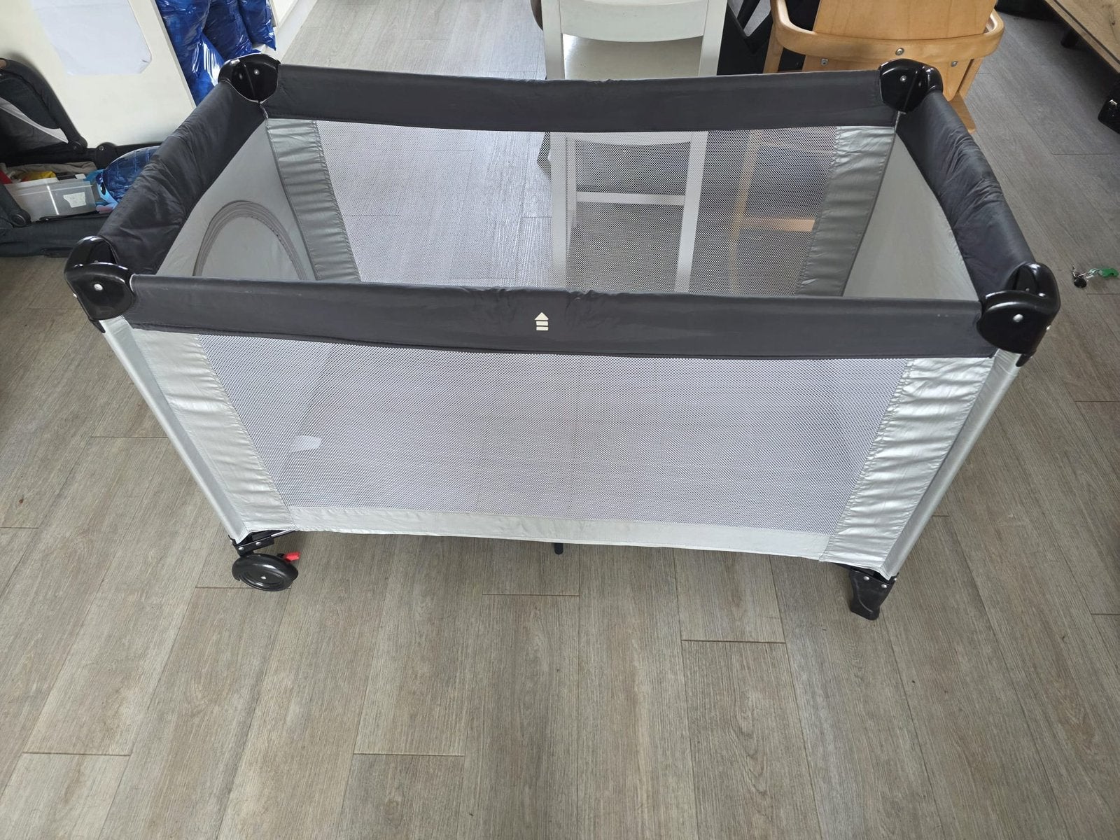 Camping bedje met wielen en matras, Ophalen, Gebruikt, Reisbedje