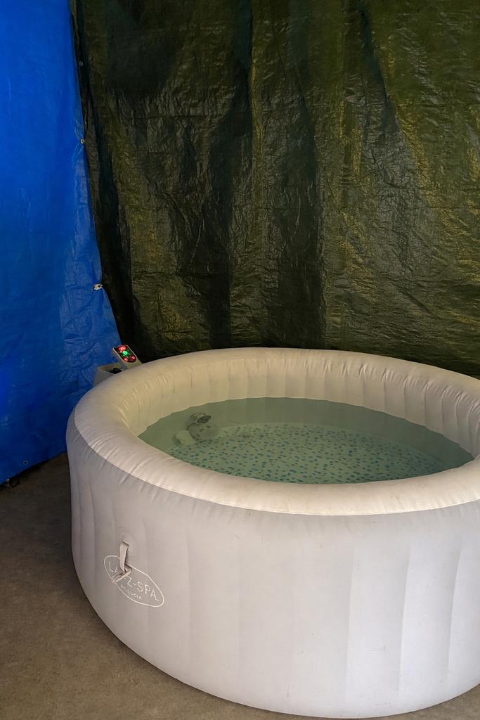 Opblaasbare jacuzzi bestway, Ophalen, Zo goed als nieuw, Afdekzeil, Opblaasbaar