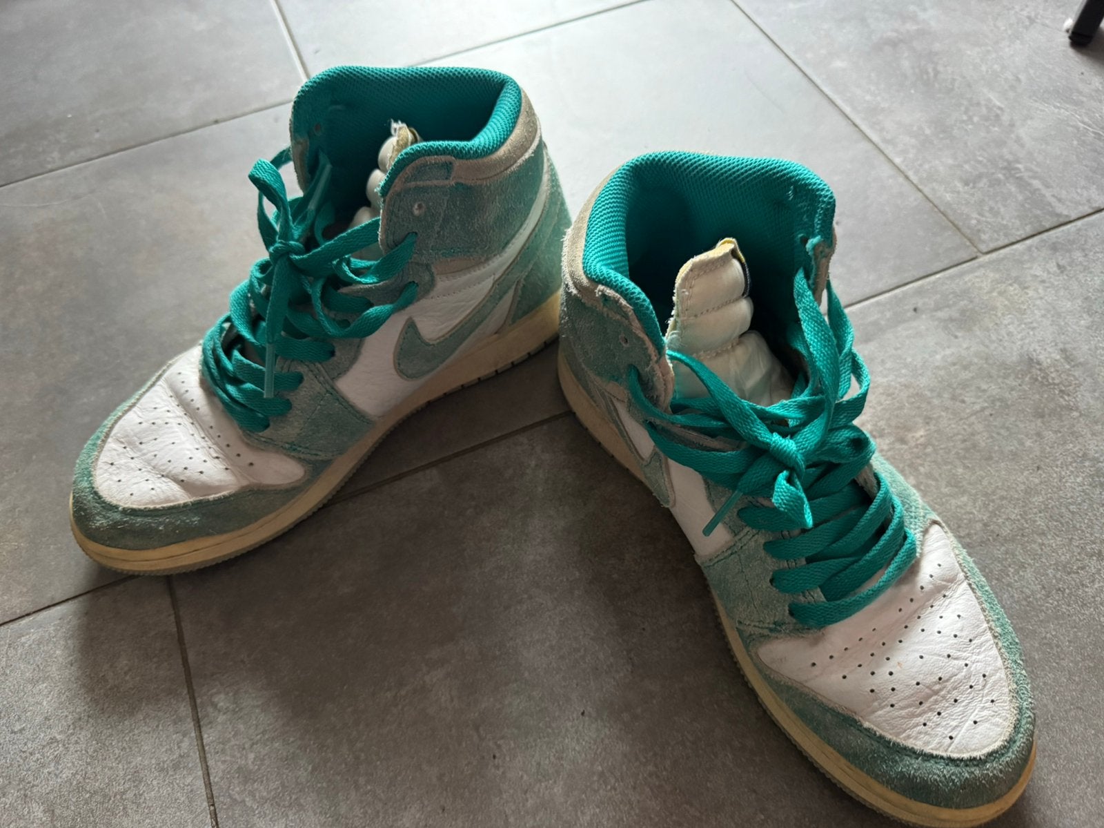 Air Jordan 1 Mid GS, Ophalen of Verzenden, Zo goed als nieuw, Schoenen