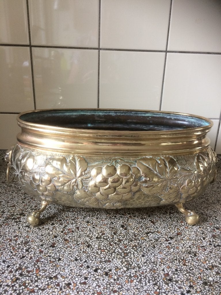 geelkoperen plantenbak met druiventrosreliëf, Ophalen of Verzenden, Koper