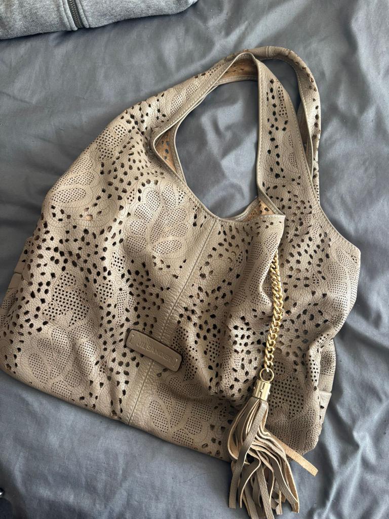 Stijlvolle beige schoudertas met lasergesneden patroon, Ophalen of Verzenden, Zo goed als nieuw, Beige, Schoudertasje