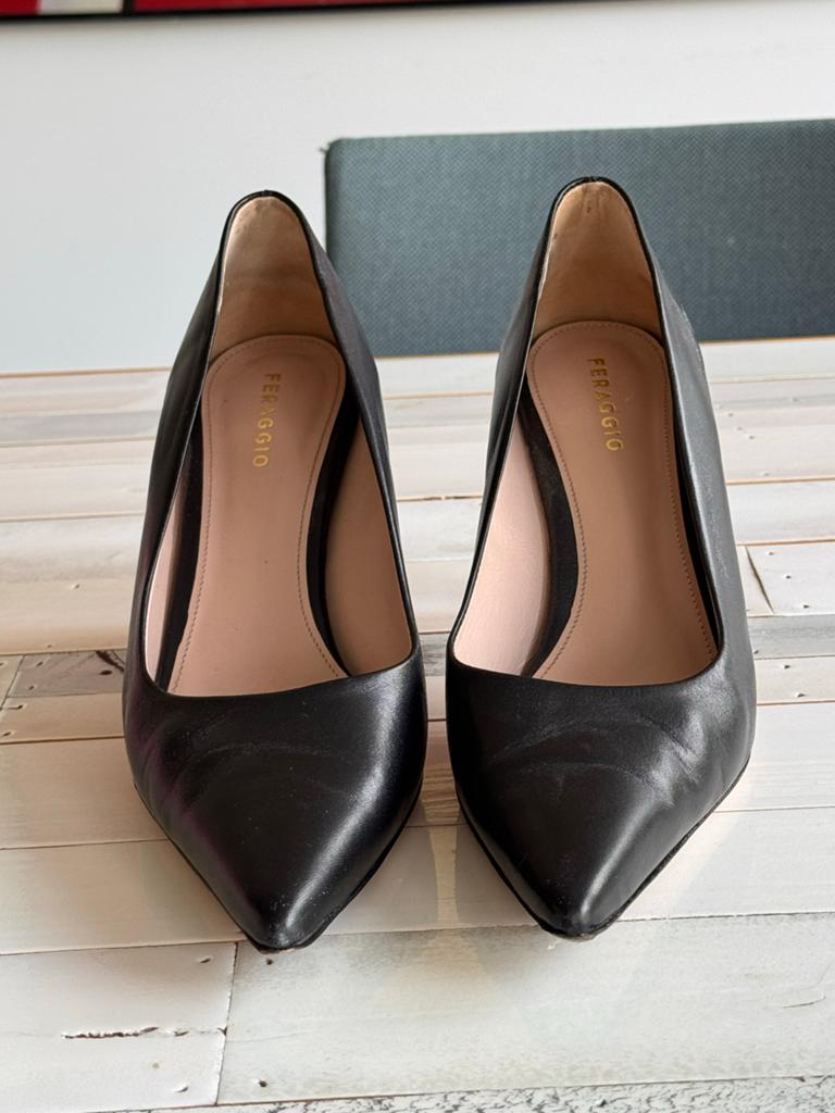 Zwarte Feraggio Pumps - Maat 43, Ophalen of Verzenden, Gedragen, Zwart, Pumps