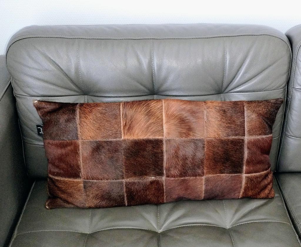 Decoratief kussen van koeienhuid - Bruin patchwork, Huis en Inrichting, Woonaccessoires | Kussens, Ophalen of Verzenden, Zo goed als nieuw