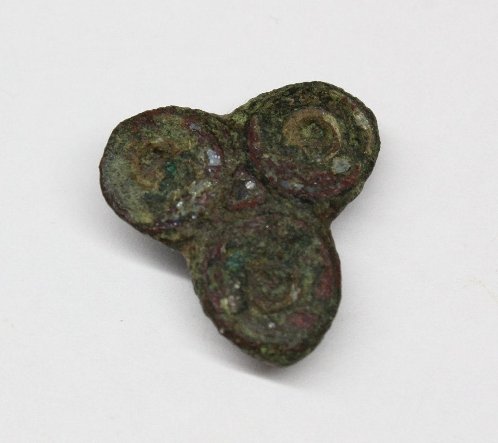 Bodemvondst bronzen romeinse trefoil schijf fibula, Verzenden, Brons