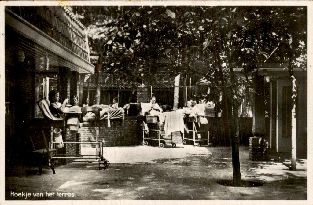Laren - Sanatorium - Hoekje van het terras, Ophalen of Verzenden, 1920 tot 1940, Ongelopen, Noord-Holland