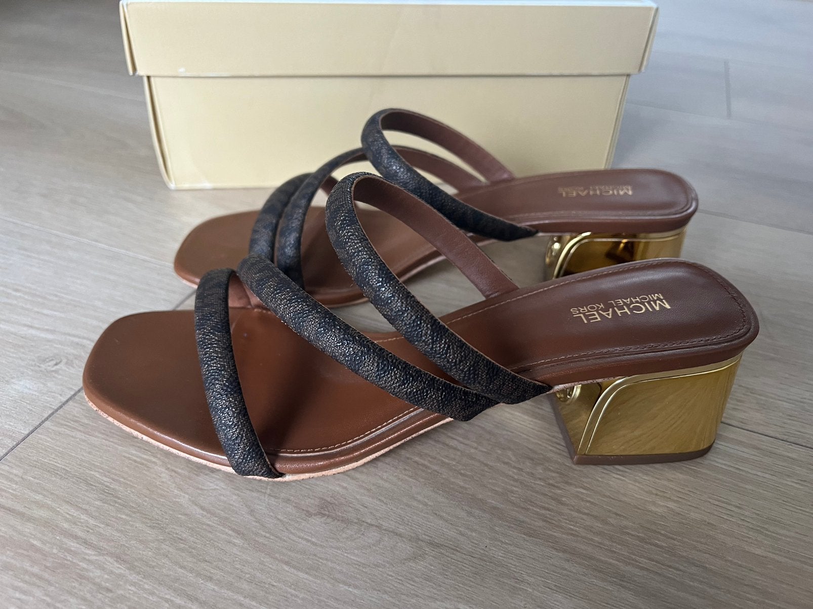Michael Kors sandalen in maat 39,5 met gouden hak, Kleding | Dames, Schoenen, Bruin, Verzenden, Sandalen of Muiltjes, Gedragen
