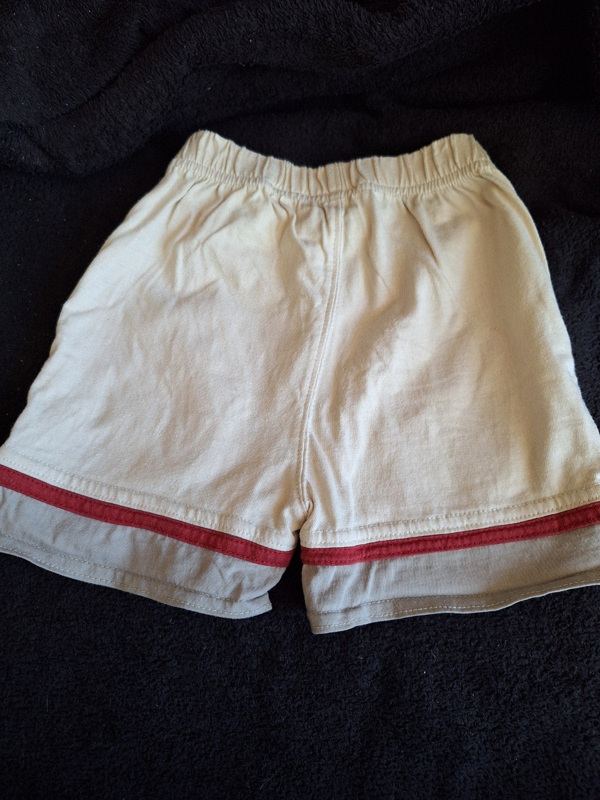 Beige korte broek met rode bies maat 86-92, Kinderen en Baby's, Babykleding | Maat 86, Broekje, Onbekend, Ophalen of Verzenden