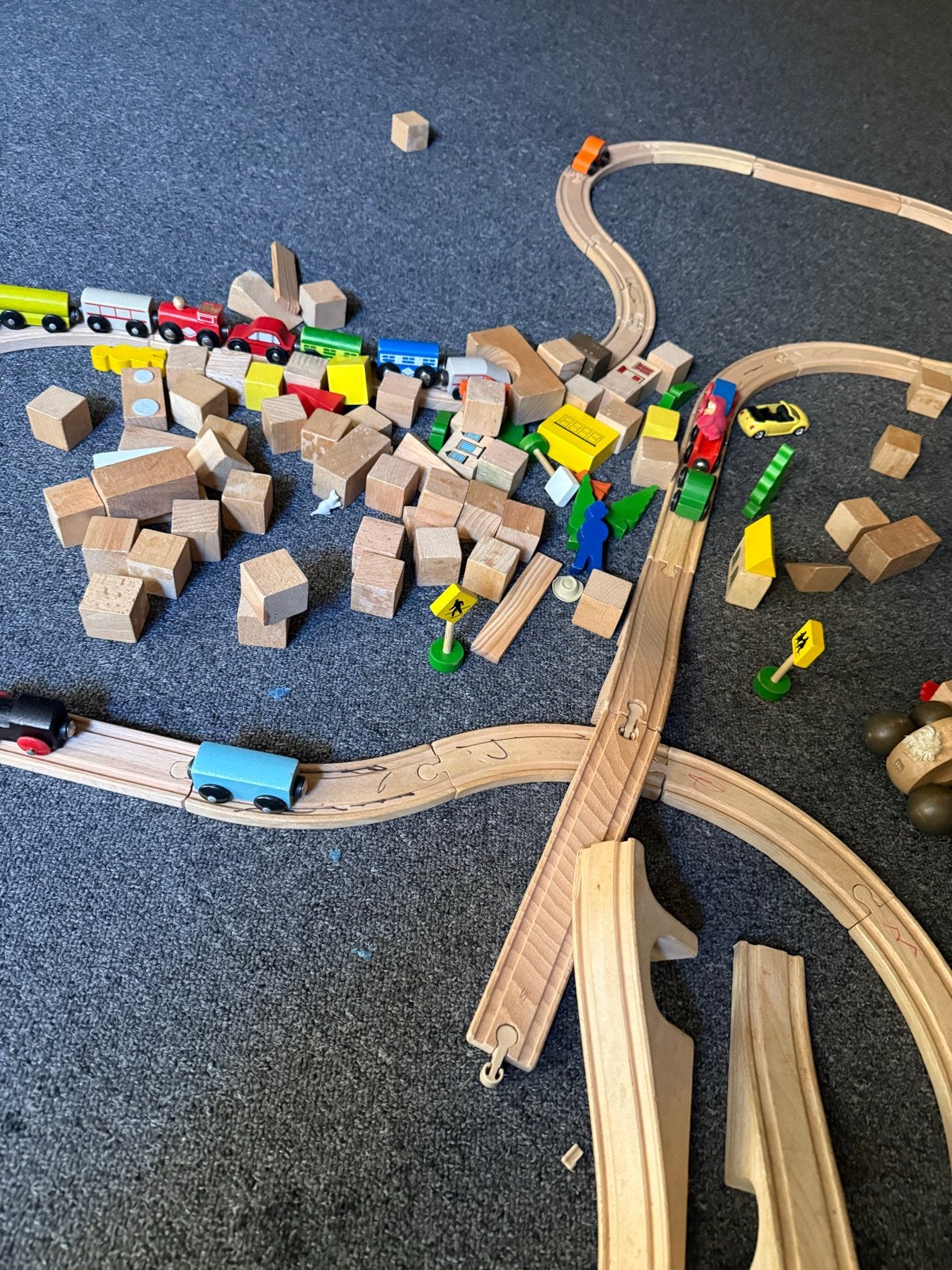 Grote doos met houten treintjes en rails, Kinderen en Baby's, Ophalen of Verzenden, Gebruikt, Duw- of Trekspeelgoed