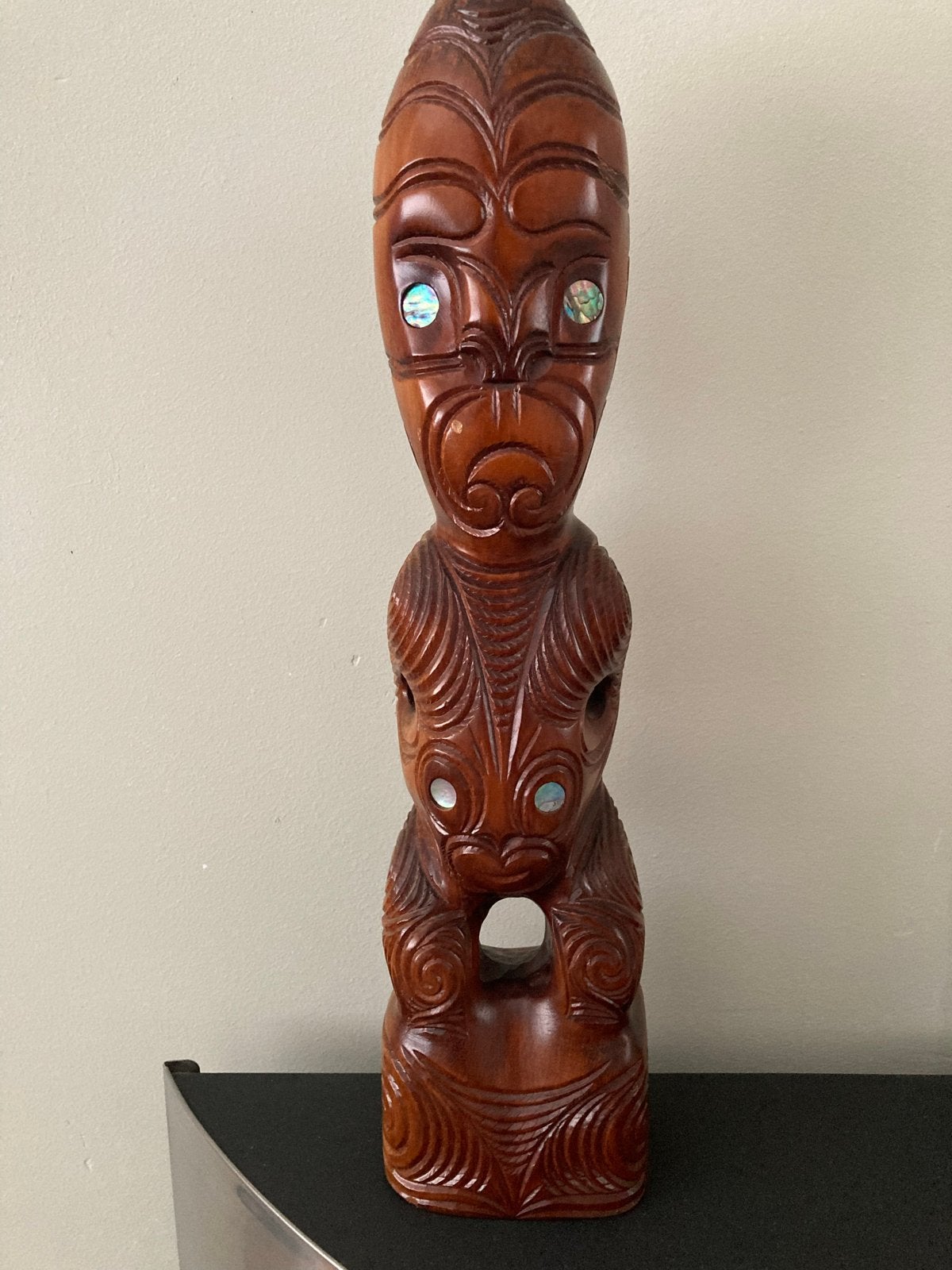 Handgesneden Maori beeld uit Nieuw-Zeeland - Kauri hout, Hout, Bruin, Handgemaakt, Ophalen of Verzenden
