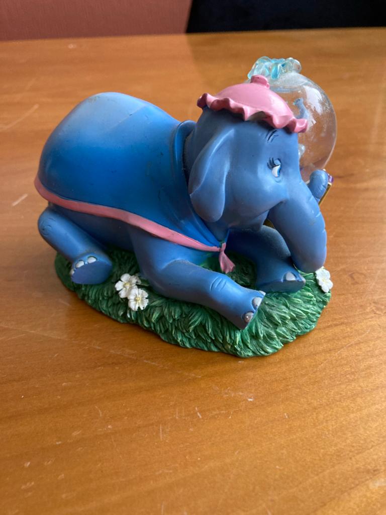 Disney Dumbo Sneeuwbol - Zo goed als nieuw, Beeldje of Figuurtje, Bambi of Dumbo, W, Ophalen of Verzenden
