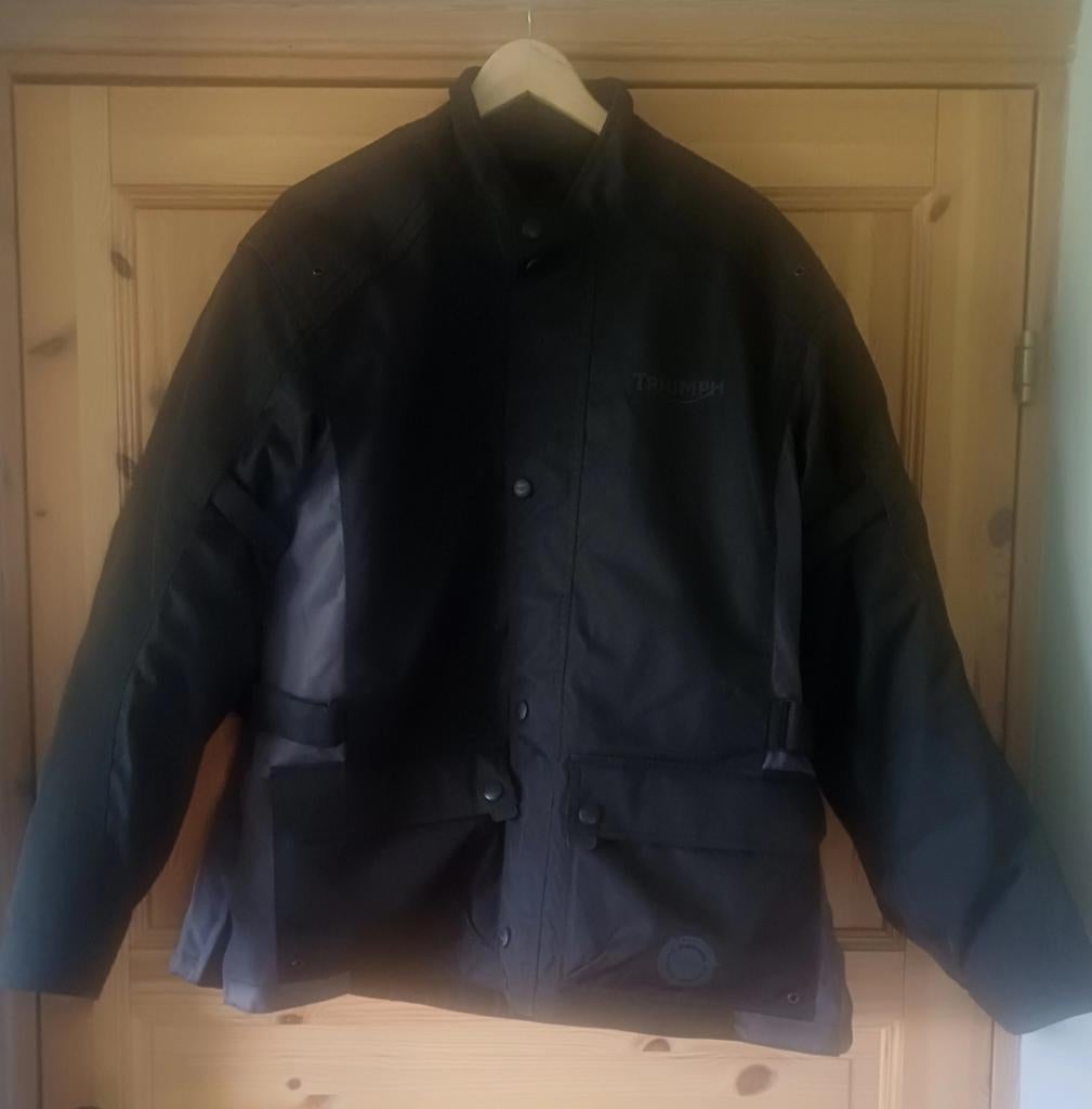 Triumph motorpak combi (jas en broek) - Maat L - Waterdicht, Motoren, Kleding | Motorkleding, Combipak, Ophalen of Verzenden, Tweedehands