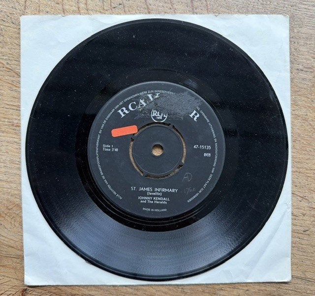 Johnny Kendall & the Heralds -St. James Infirmary  NEDERBEAT, 7 inch, Zo goed als nieuw, Pop, Beschermende buitenhoes