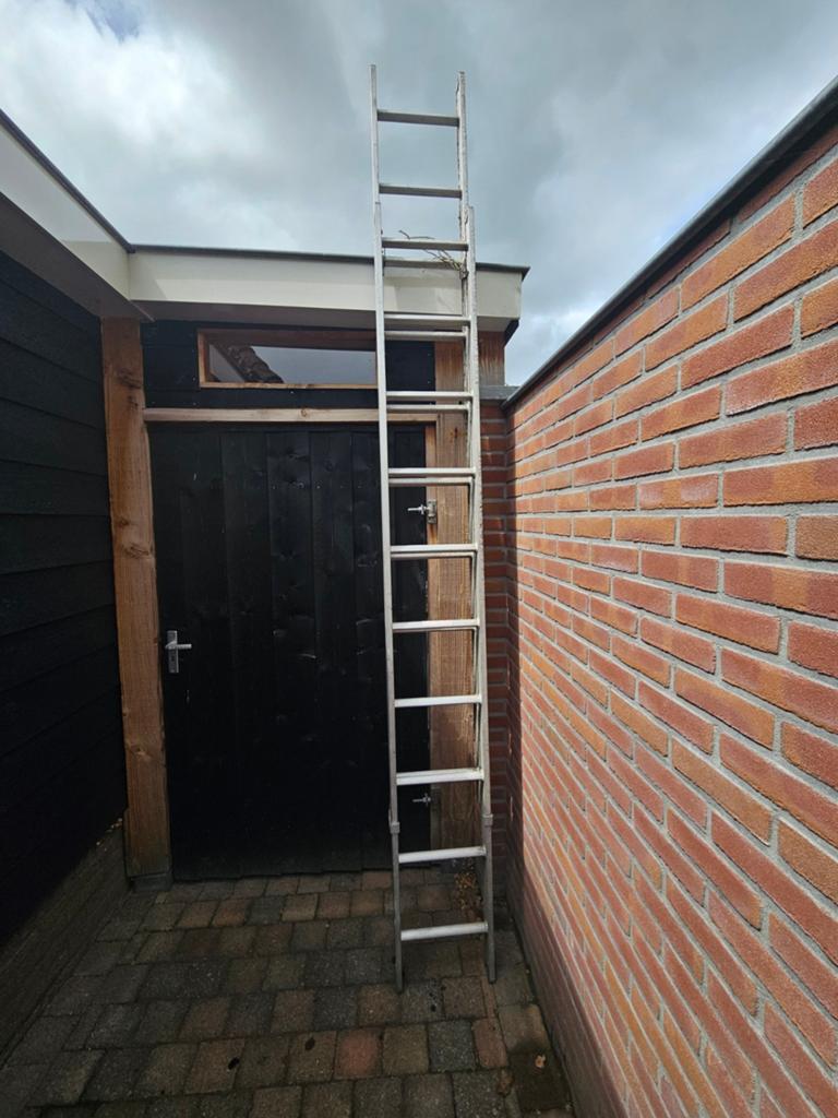 Uitschuifbare ladder. Uitgeschoven 4mtr 89, Doe-het-zelf en Verbouw, Ladders en Trappen, Ophalen of Verzenden, 4 meter of meer