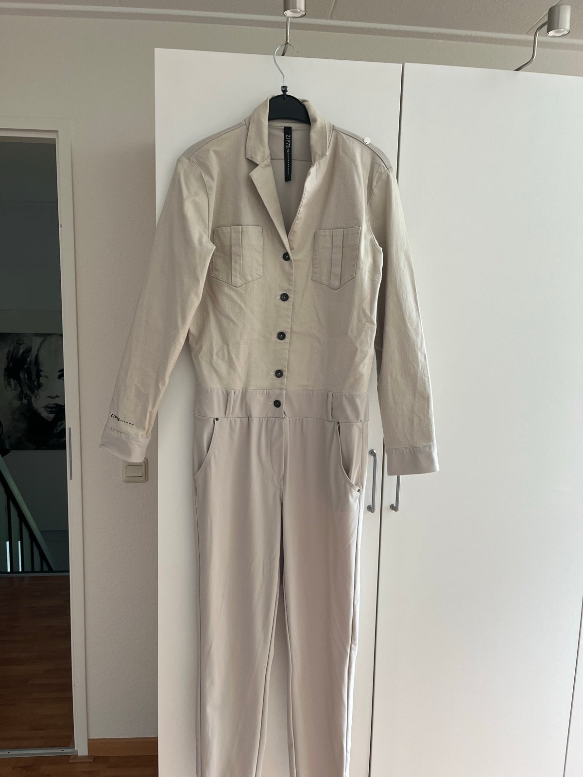 Stoere en Vrouwelijke Beige  jumpsuit van Zip73 maat L, Kleding | Dames, Ophalen of Verzenden, Zo goed als nieuw, Maat 42/44 (L)